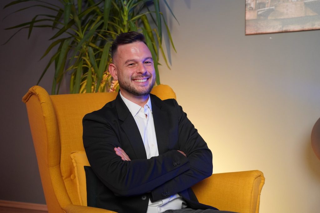 Jure Čulk nasmejan v stolu